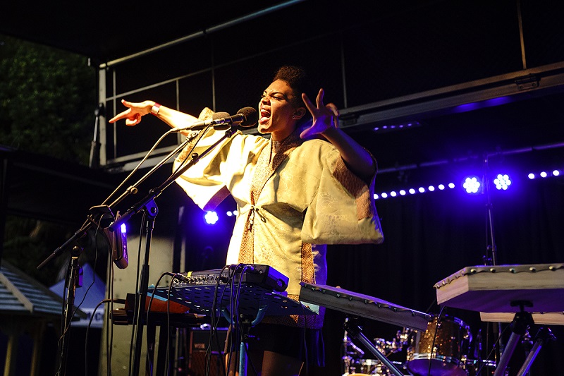 Estere performing at Coastella 2016. Photo credit: Alexander Hallag