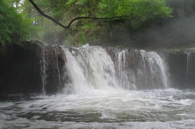 Amazing waterfall at Kerosene Creek